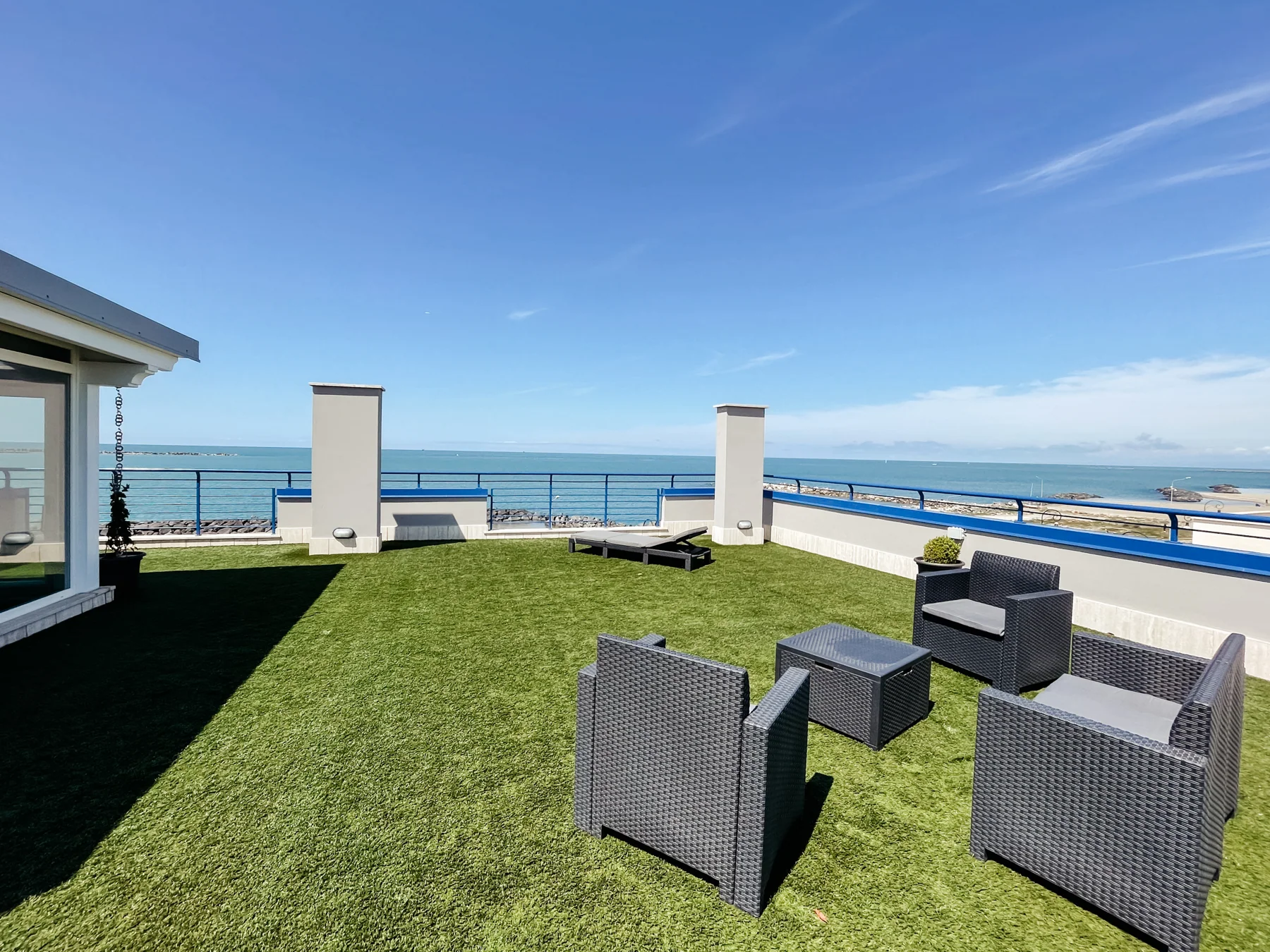 Amore: terrace with armchairs and sea views.