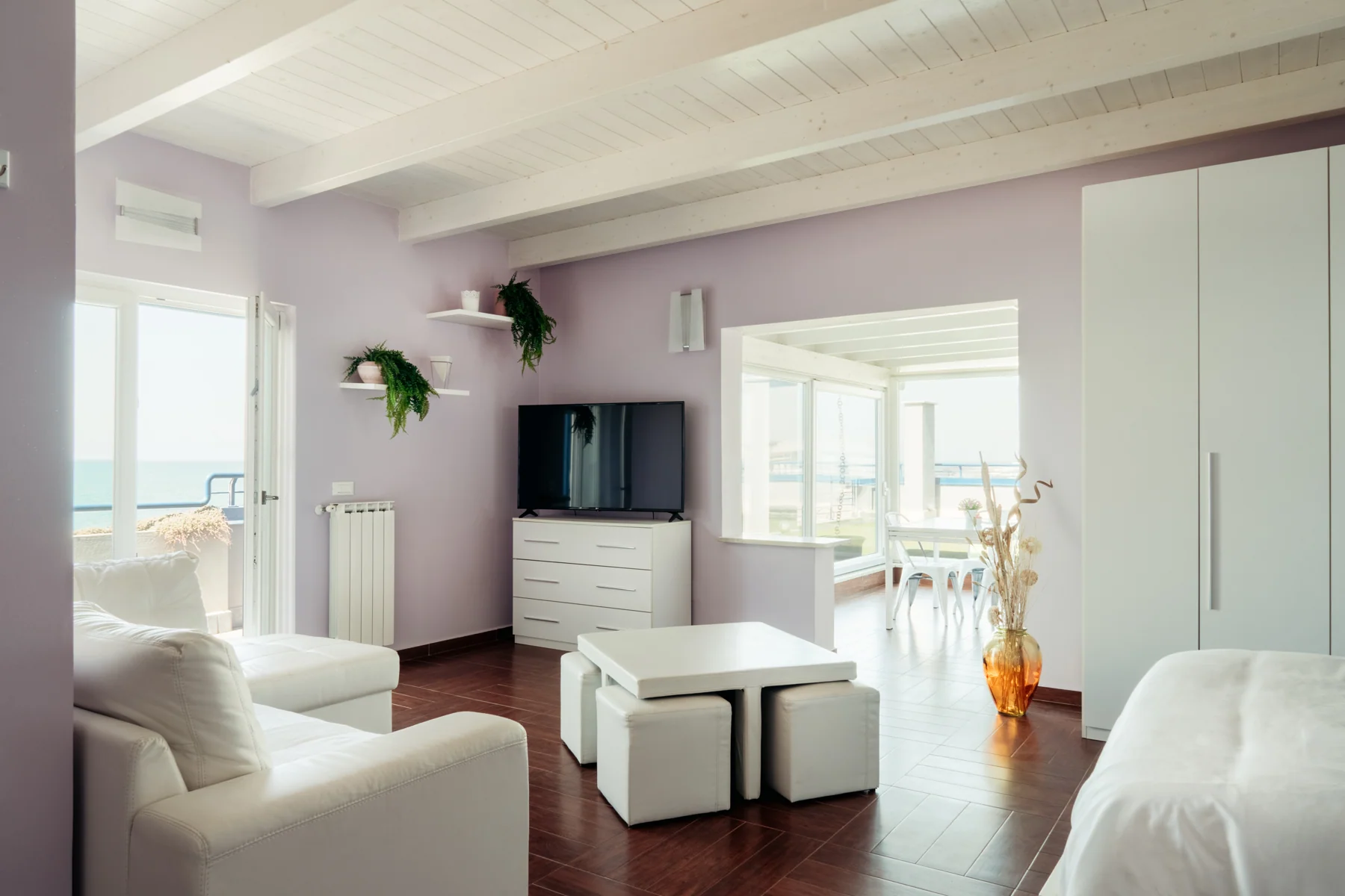Amore: living area with seating, a coffee table and television.