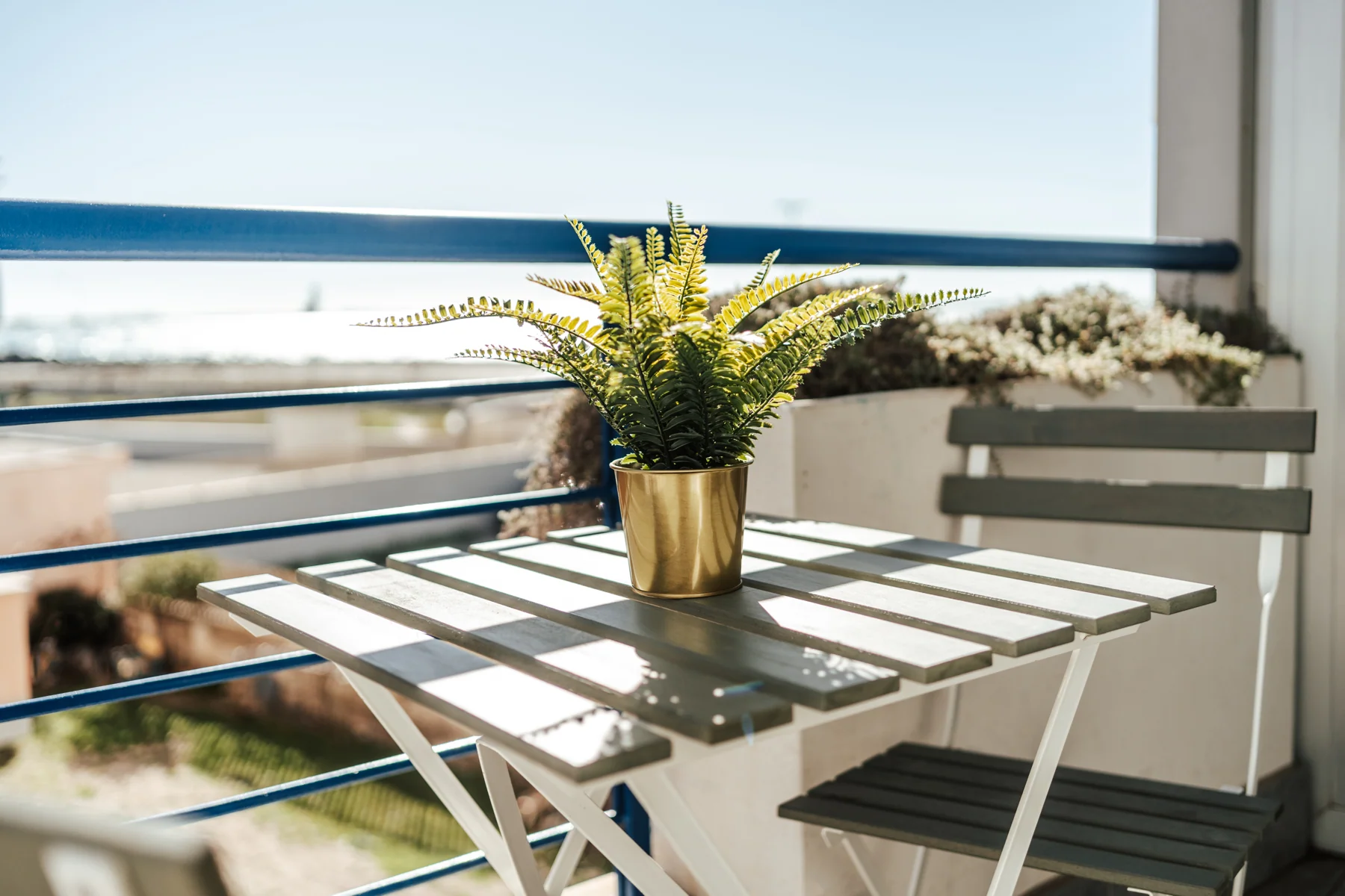 A table on Arancio’s sea-view balcony