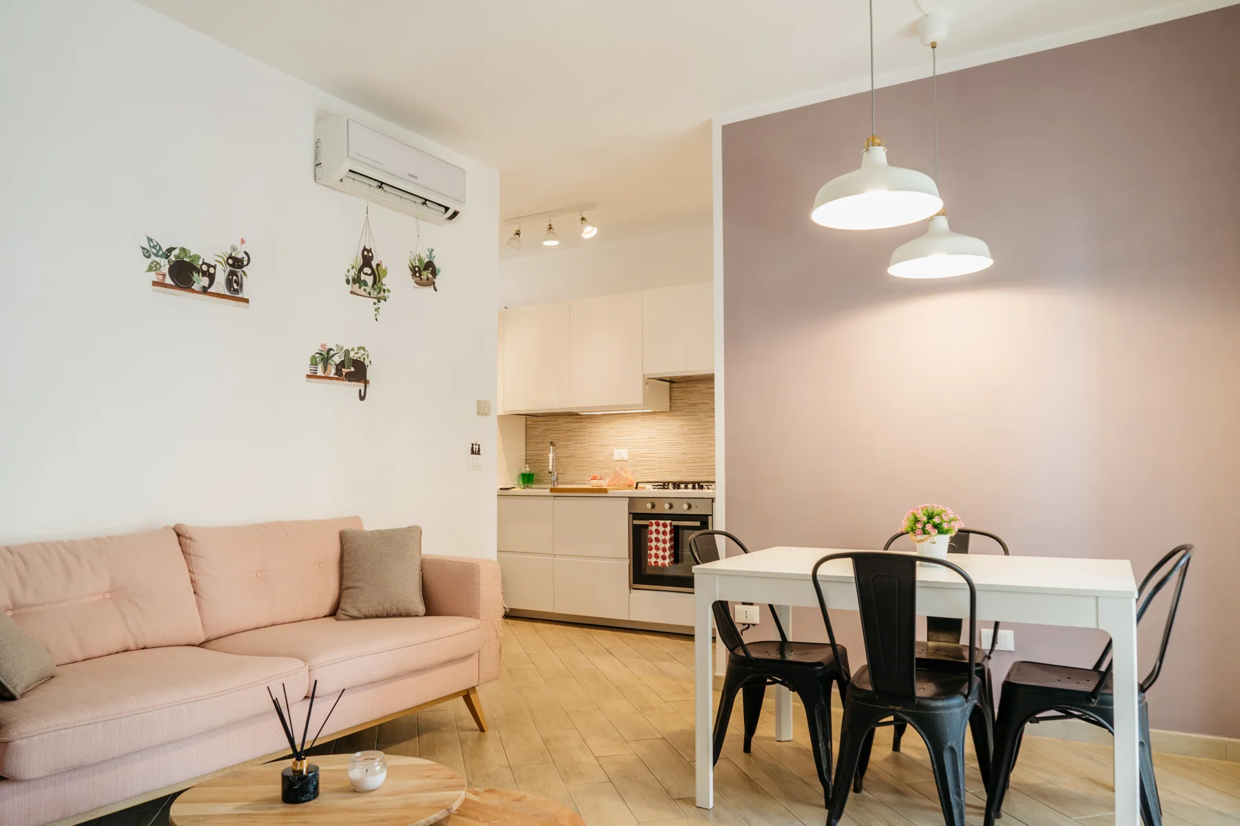 Rosa: living room with a light sofa, dining table and kitchen in the background