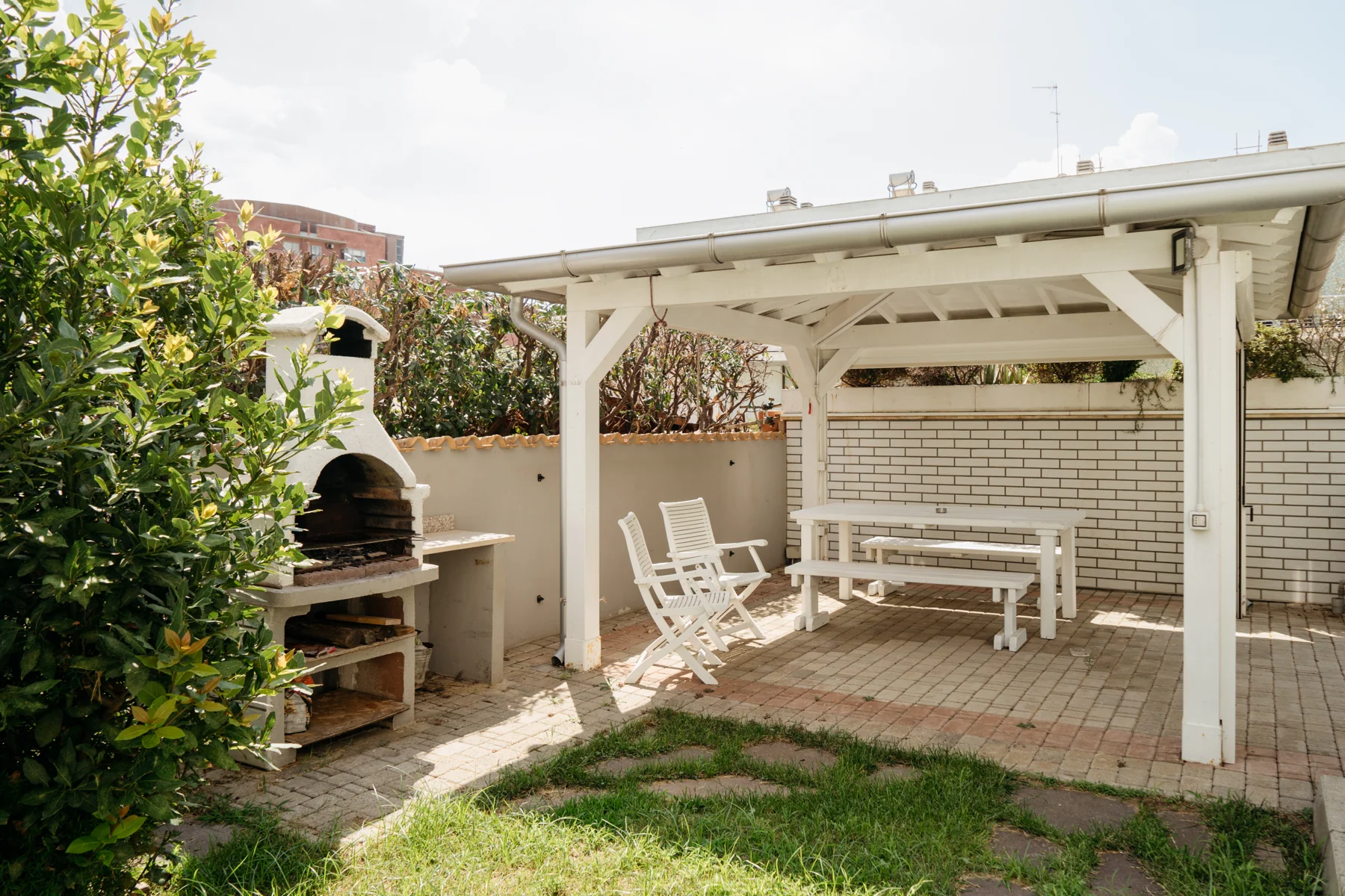 Rosa: garden and white gazebo with a table, chairs and barbecue