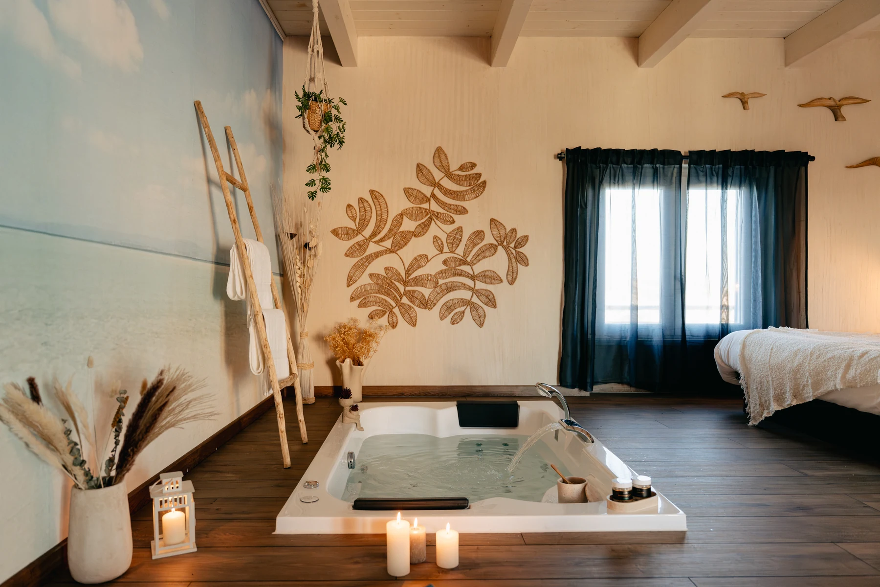 Sabbia: indoor jetted bathtub beside the bed.